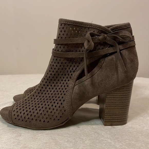 Altar’d State- “Hanover” Neutral Peep Toe Zip Perforated Booties- Size 8.5 - Picture 7 of 11